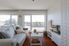 Huswell - Bright studio just steps from the beach